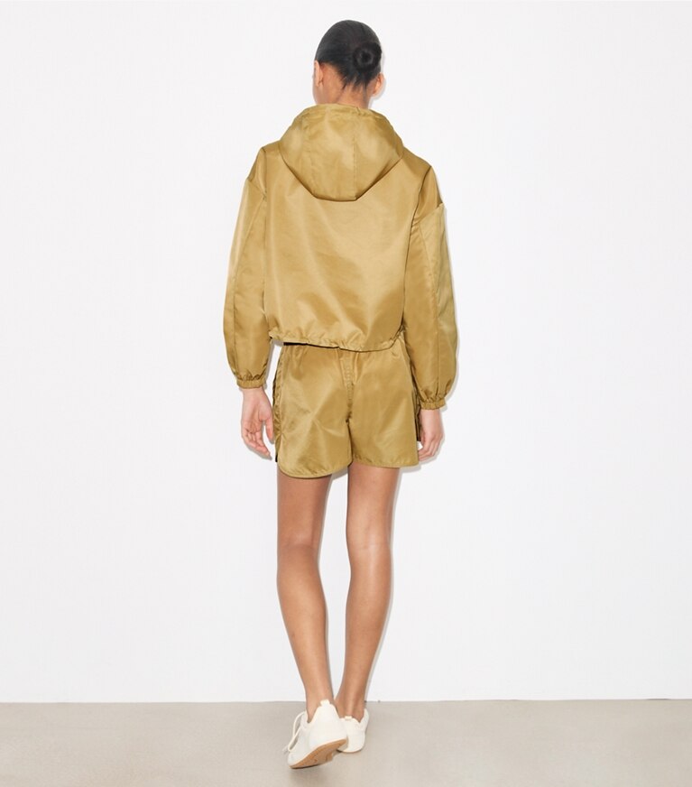 Tory Burch designer vestes Veste réversible en nylon coupe 7/8 dans Green / Lemon sur modèle, de dos