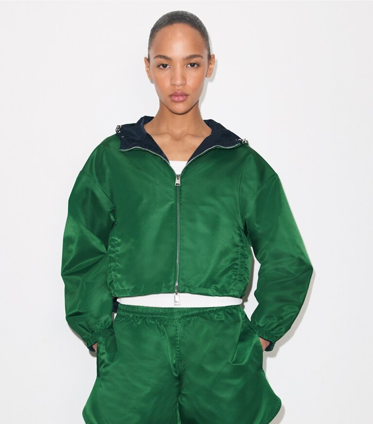 Tory Burch designer vestes Veste réversible en nylon coupe 7/8 dans Dark Green / Navy détail sur modèle