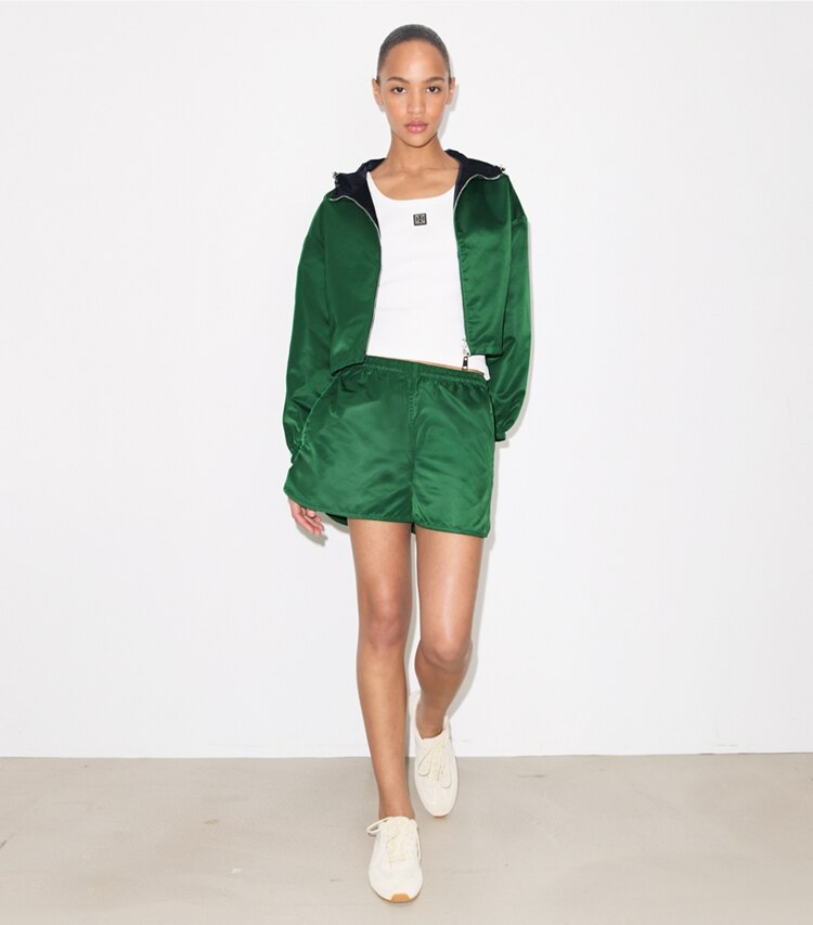 Tory Burch designer vestes Veste réversible en nylon coupe 7/8 dans Dark Green / Navy sur modèle, de face