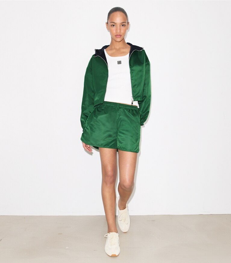 Tory Burch designer vestes Veste réversible en nylon coupe 7/8 dans Dark Green / Navy sur modèle, de face