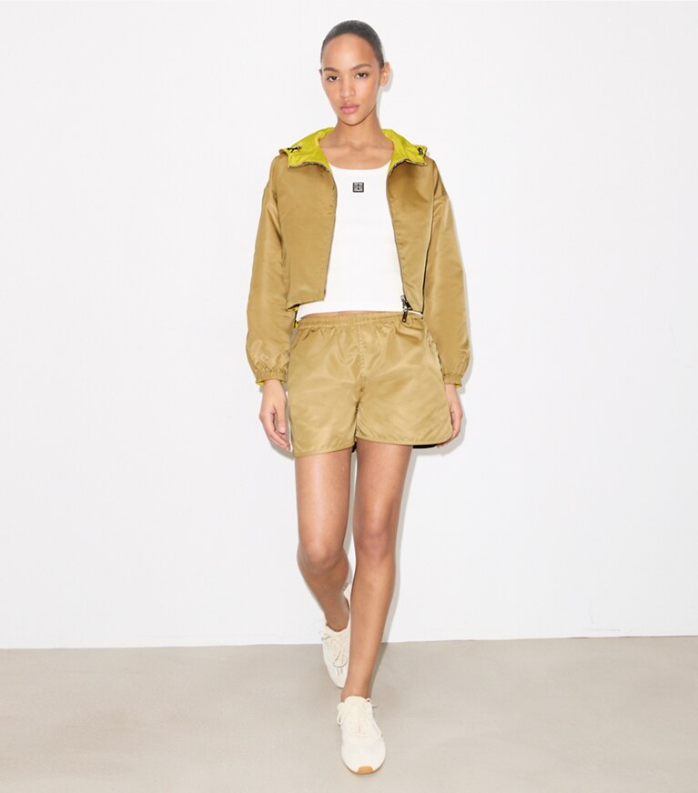 Tory Burch designer vestes Veste réversible en nylon coupe 7/8 dans Green / Lemon sur modèle, de face