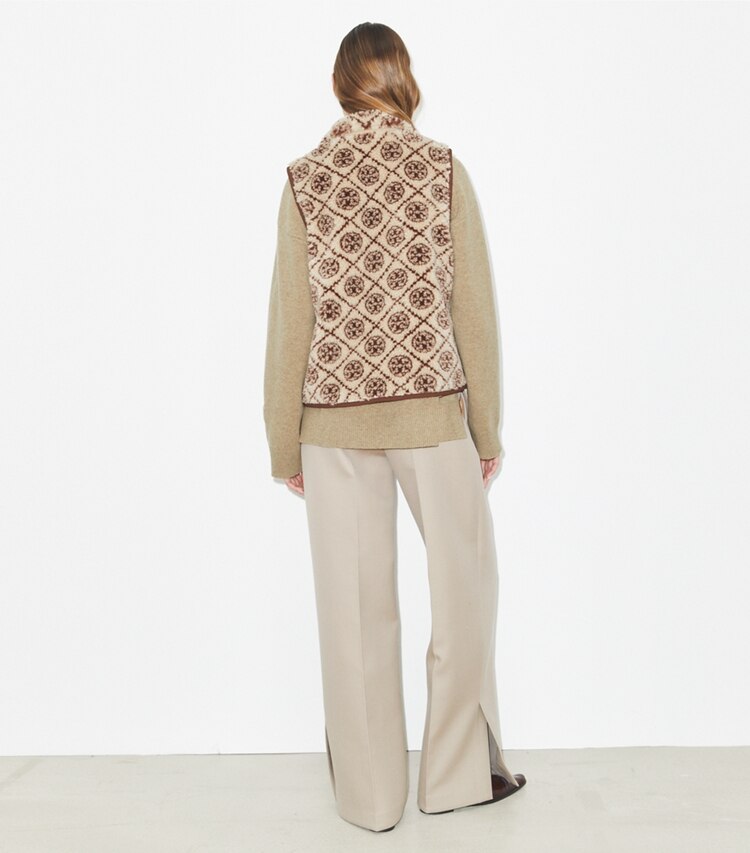 Tory Burch designer manteaux Veste sans manches en polaire T Monogram dans Oatmeal T Monogram sur modèle, de dos