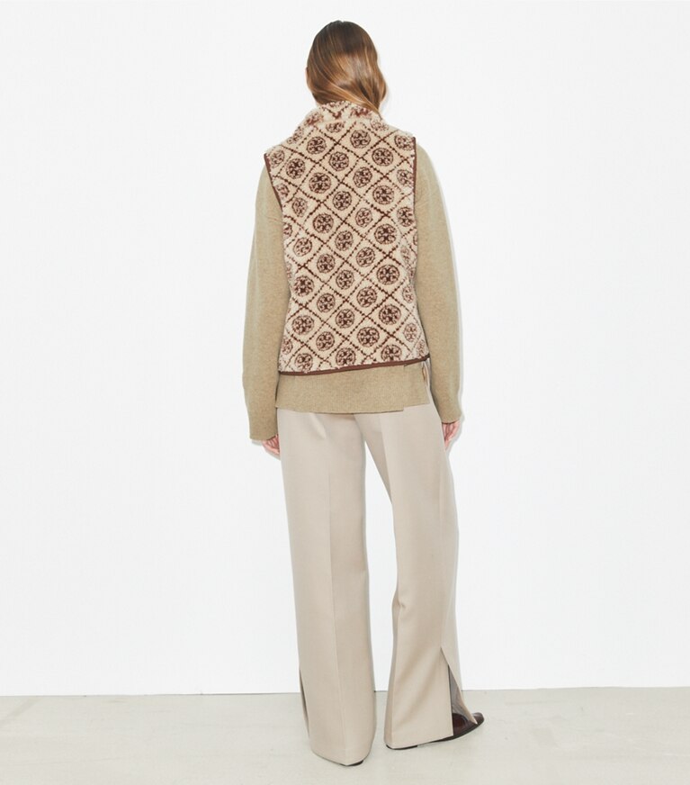 Tory Burch designer manteaux Veste sans manches en polaire T Monogram dans Oatmeal T Monogram sur modèle, de dos