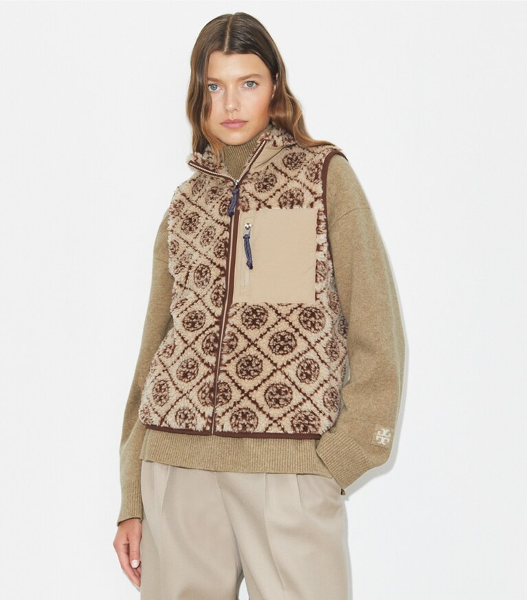 Tory Burch designer manteaux Veste sans manches en polaire T Monogram dans Oatmeal T Monogram détail sur modèle