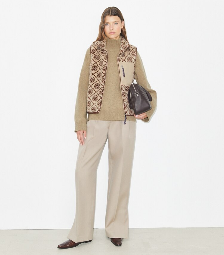 Tory Burch designer manteaux Veste sans manches en polaire T Monogram dans Oatmeal T Monogram sur modèle, de face