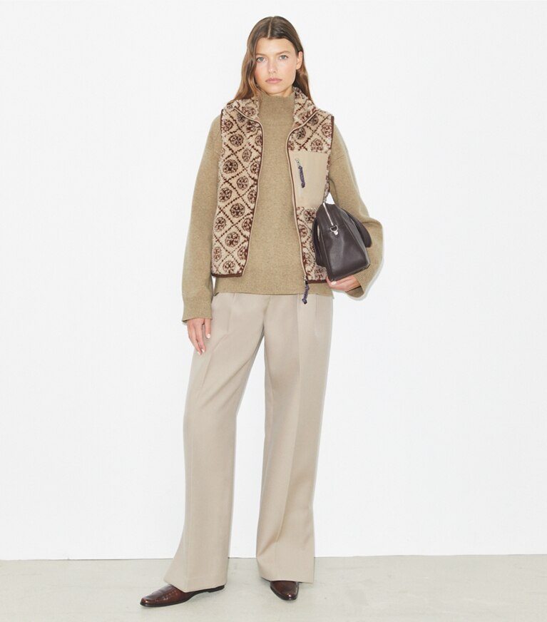 Tory Burch designer manteaux Veste sans manches en polaire T Monogram dans Oatmeal T Monogram sur modèle, de face