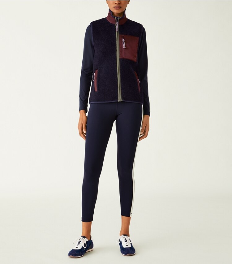 Tory Sport designer manteaux Veste sans manches zippée en polaire in Tory Navy / OXBLOOD sur mannequin, devant