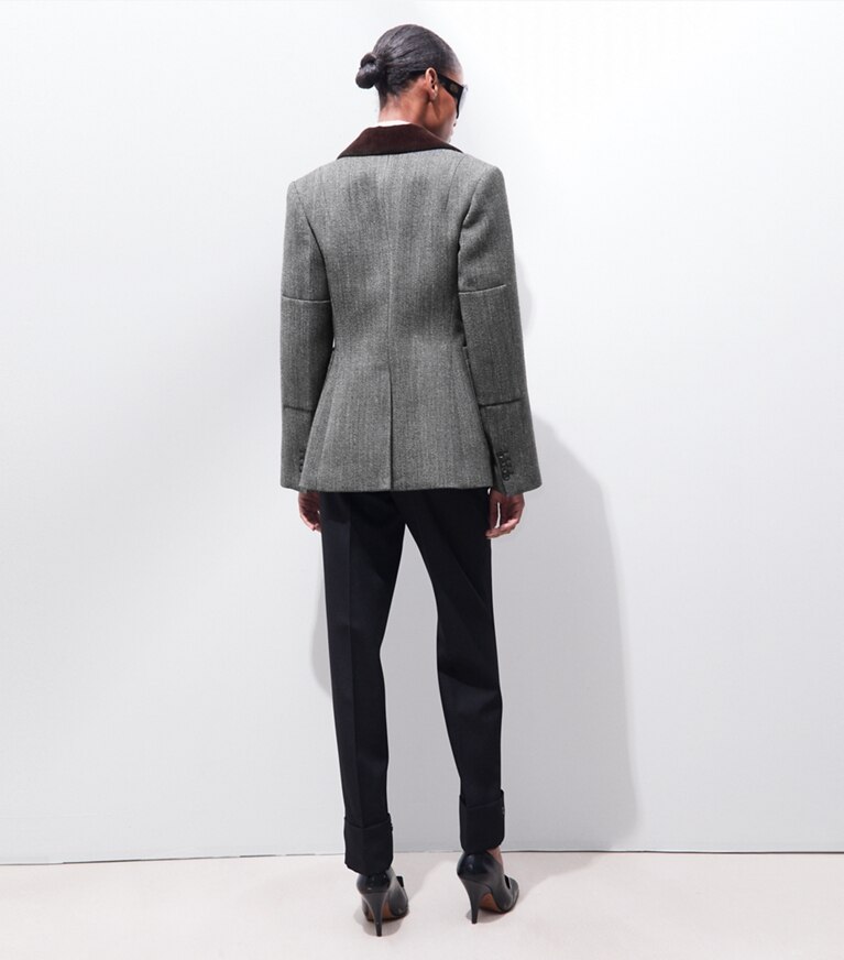 Tory Burch designer vestes Veste tailleur en tweed dans Black / White sur modèle, de dos