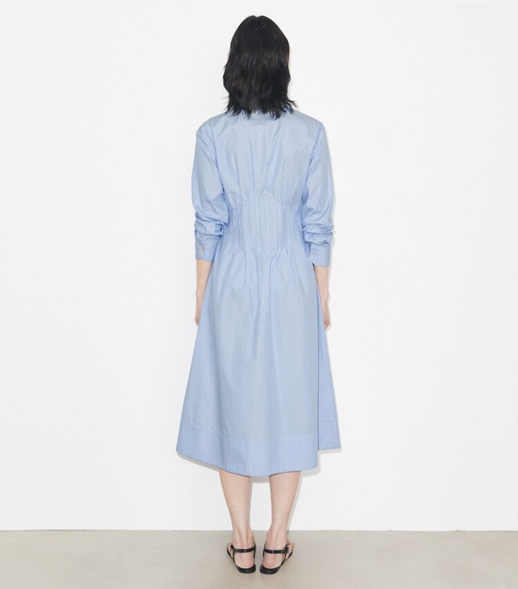 Tory Burch diseñador vestidos Vestido camisero a rayas en Blue Stripe parte posterior en modelo