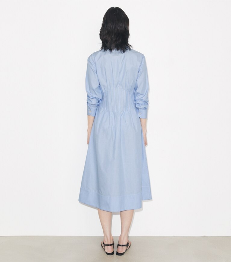 Tory Burch diseñador vestidos Vestido camisero a rayas en Blue Stripe parte posterior en modelo