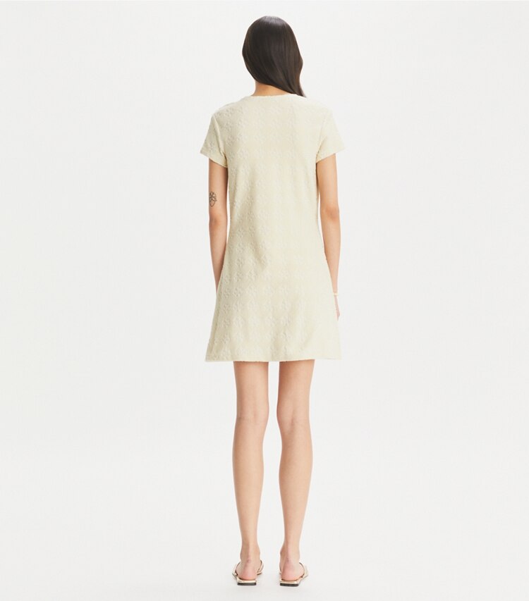 Tory Burch diseñador ropa de playa Vestido camisero con logotipo de jacquard Terry en NEW IVORY parte posterior en modelo