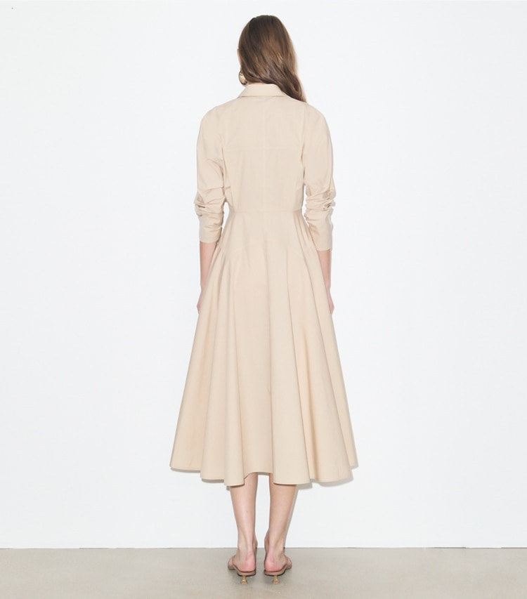 Tory Burch diseñador vestidos Vestido camisero de algodón ceñido en Pale Sand parte posterior en modelo