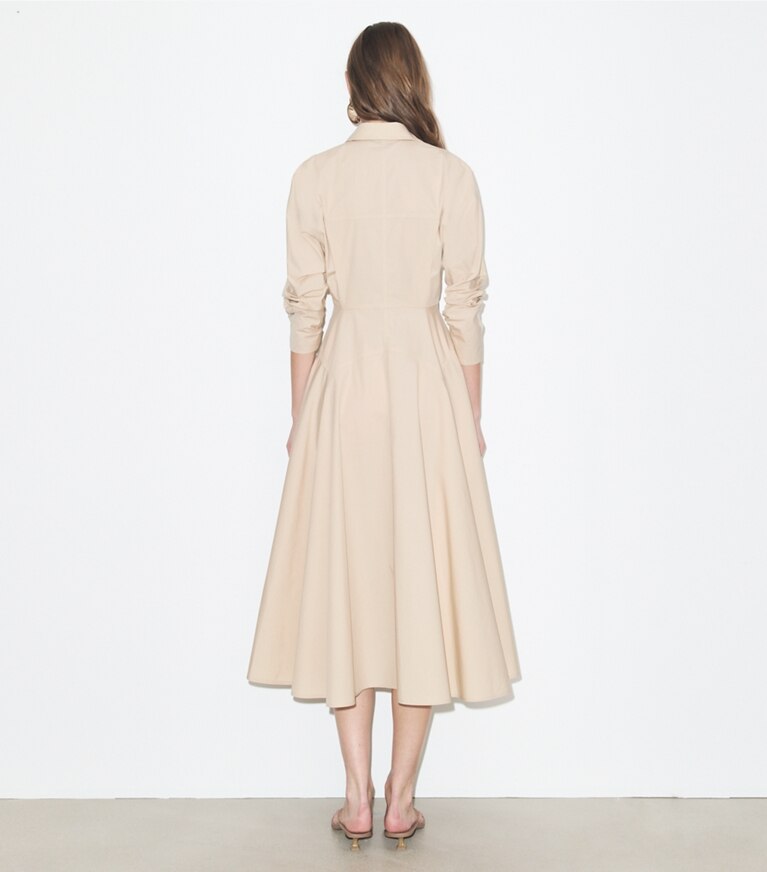 Tory Burch diseñador vestidos Vestido camisero de algodón ceñido en Pale Sand parte posterior en modelo