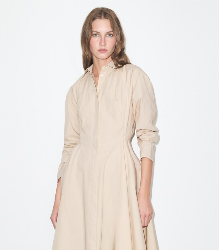 Tory Burch diseñador vestidos Vestido camisero de algodón ceñido en Pale Sand detalle en modelo