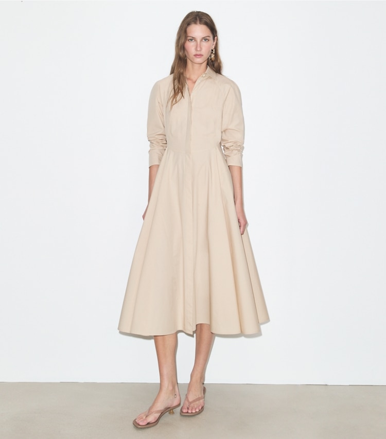 Tory Burch diseñador vestidos Vestido camisero de algodón ceñido en Pale Sand frente en modelo