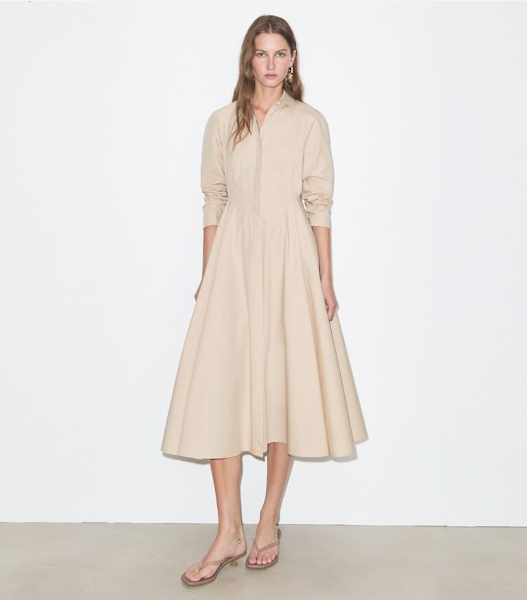 Tory Burch diseñador vestidos Vestido camisero de algodón ceñido en Pale Sand frente en modelo