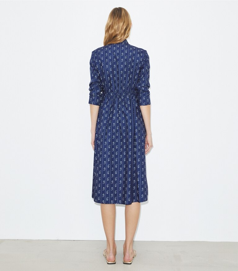 Tory Burch diseñador vestidos Vestido camisero de algodón en Blue Paisley parte posterior en modelo