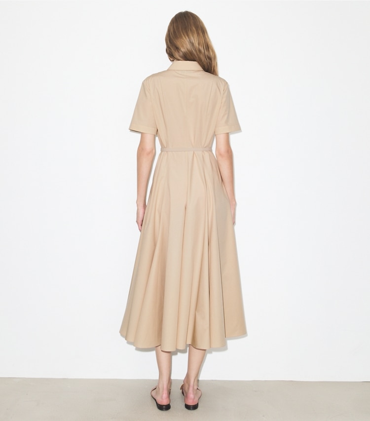 Tory Burch diseñador vestidos Vestido camisero de algodón en Pale Sand parte posterior en modelo