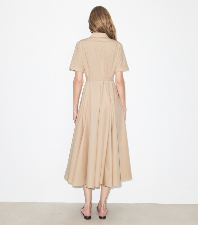 Tory Burch diseñador vestidos Vestido camisero de algodón en Pale Sand parte posterior en modelo