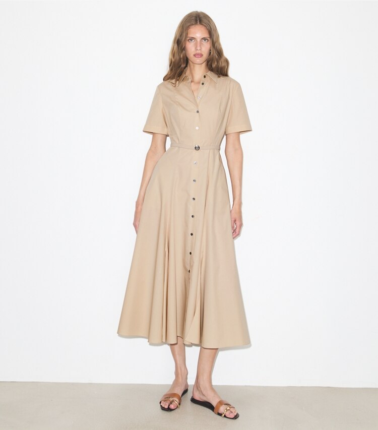 Tory Burch diseñador vestidos Vestido camisero de algodón en Pale Sand frente en modelo