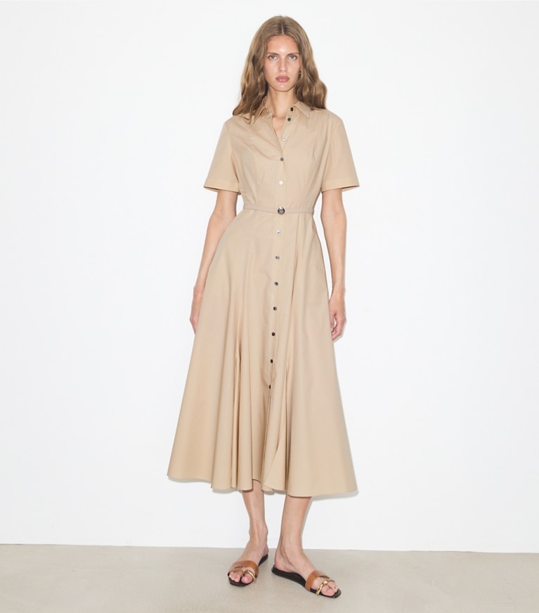 Tory Burch diseñador vestidos Vestido camisero de algodón en Pale Sand frente en modelo