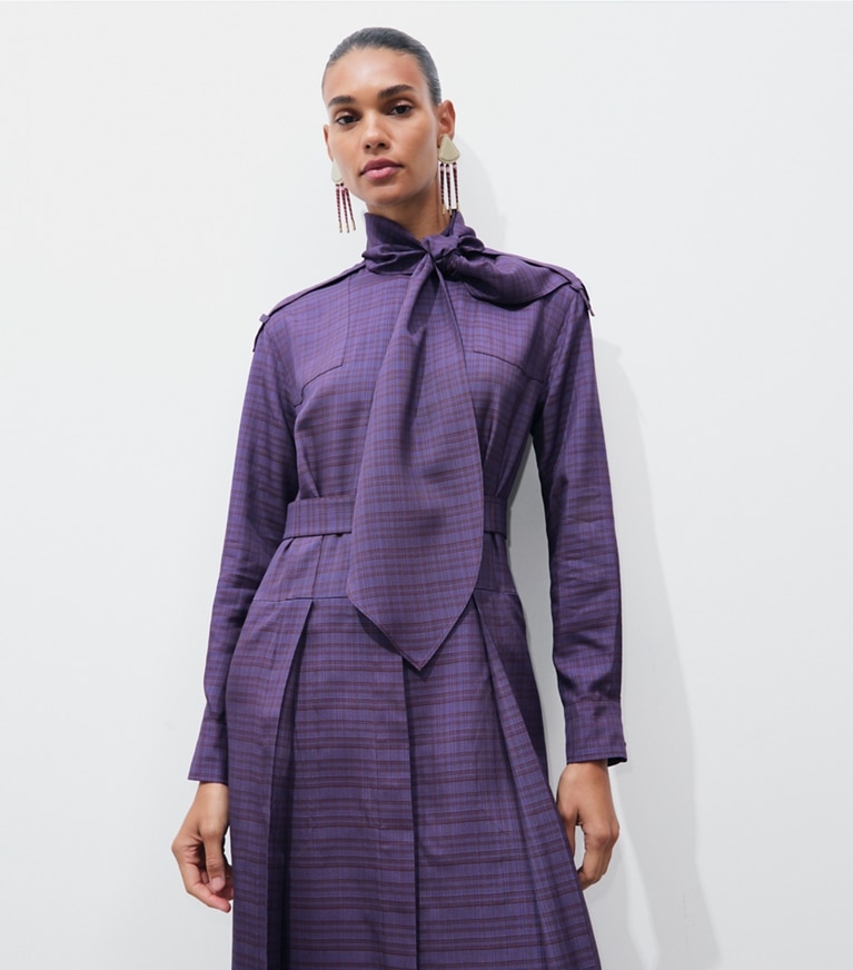 Tory Burch diseñador vestidos Vestido camisero de jacquard con lazo al frente en Blue Slate / Cherrywood detalle en modelo