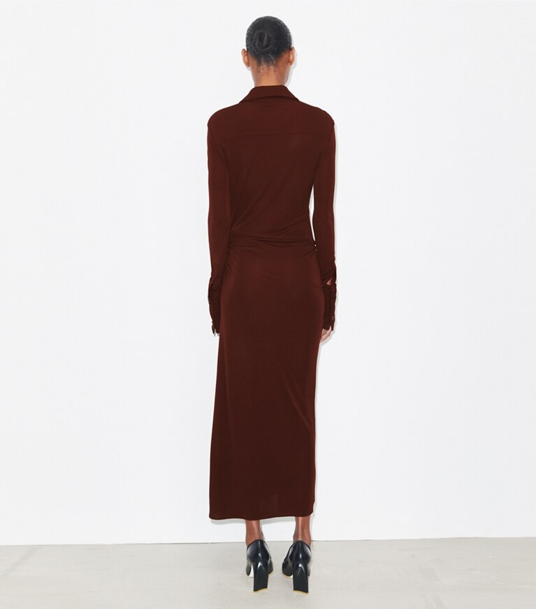 Tory Burch diseñador vestidos Vestido camisero de jersey en Dark Sangria parte posterior en modelo
