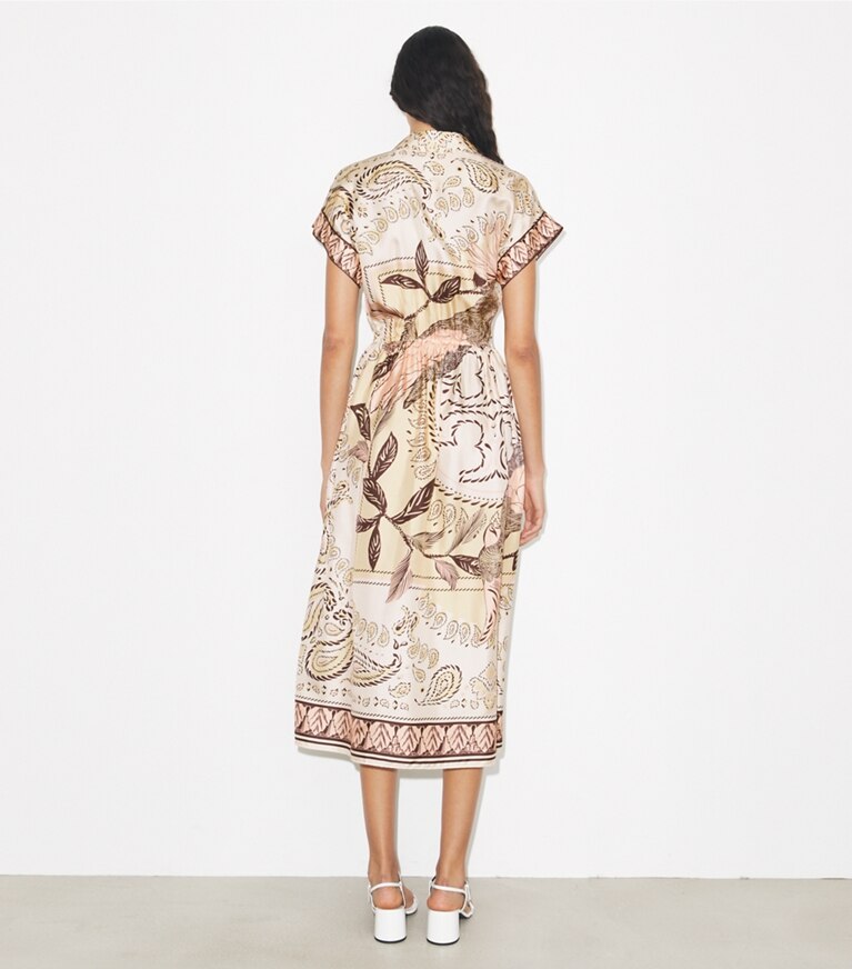 Tory Burch diseñador vestidos Vestido camisero de seda con cintura en Pink Cockatoo parte posterior en modelo