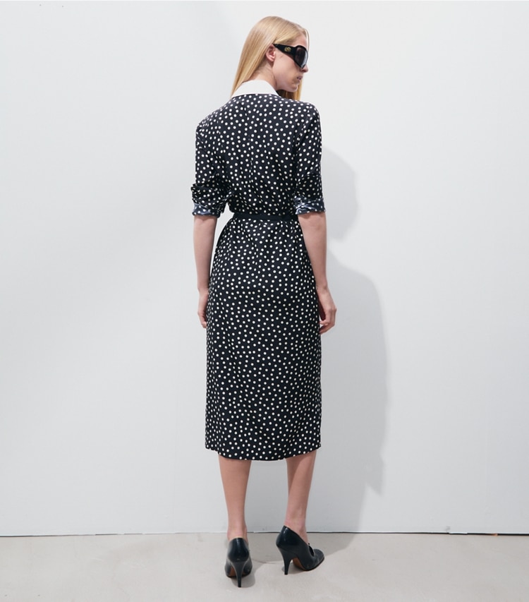 Tory Burch diseñador vestidos Vestido camisero de seda estampada en Black Dot parte posterior en modelo