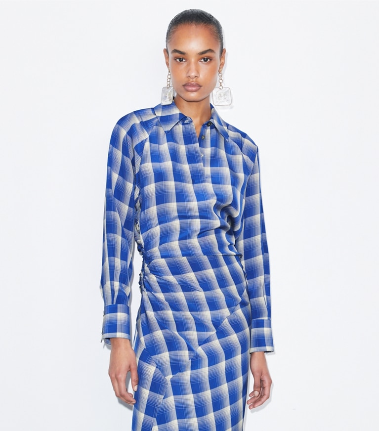 Tory Burch diseñador vestidos Vestido camisero de viscosa a cuadros en Blue / Ivory detalle en modelo