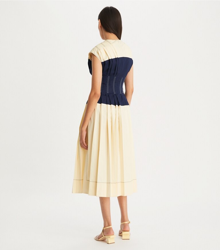 Tory Burch diseñador vestidos Vestido Claire McCardell de popelina de algodón en French Cream en el modelo (espalda)
