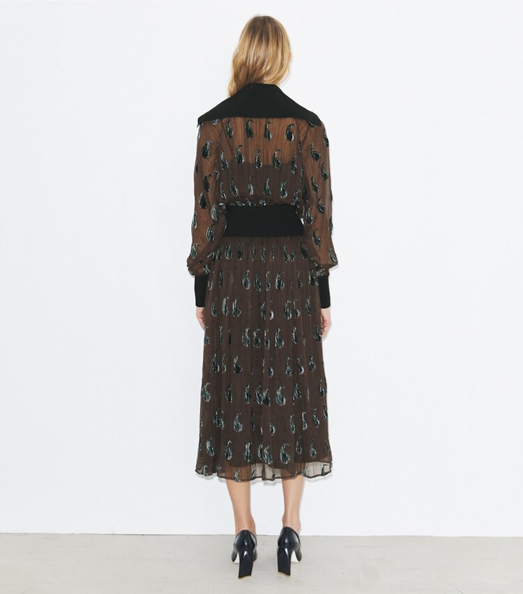 Tory Burch diseñador vestidos Vestido con cintura acanalada en Brown Paisley parte posterior en modelo
