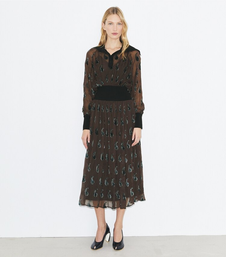 Tory Burch diseñador vestidos Vestido con cintura acanalada en Brown Paisley frente en modelo