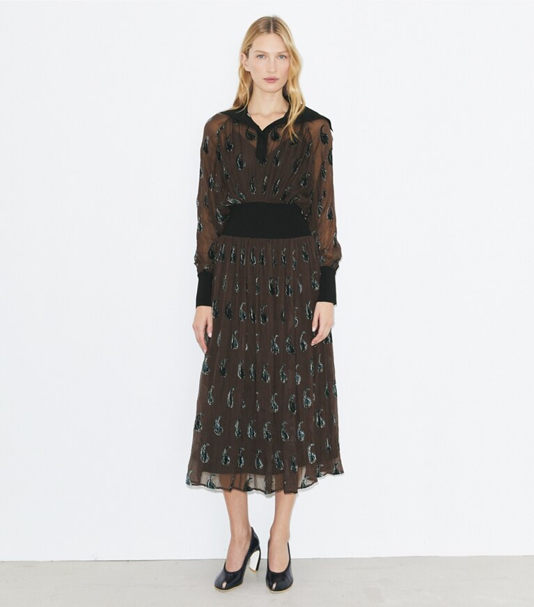 Tory Burch diseñador vestidos Vestido con cintura acanalada en Brown Paisley frente en modelo