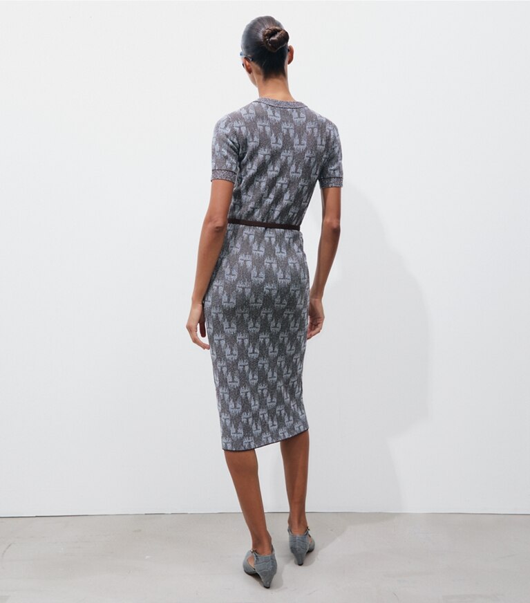 Tory Burch diseñador vestidos Vestido con logotipo de jacquard en Cool Mist / Chocolate parte posterior en modelo