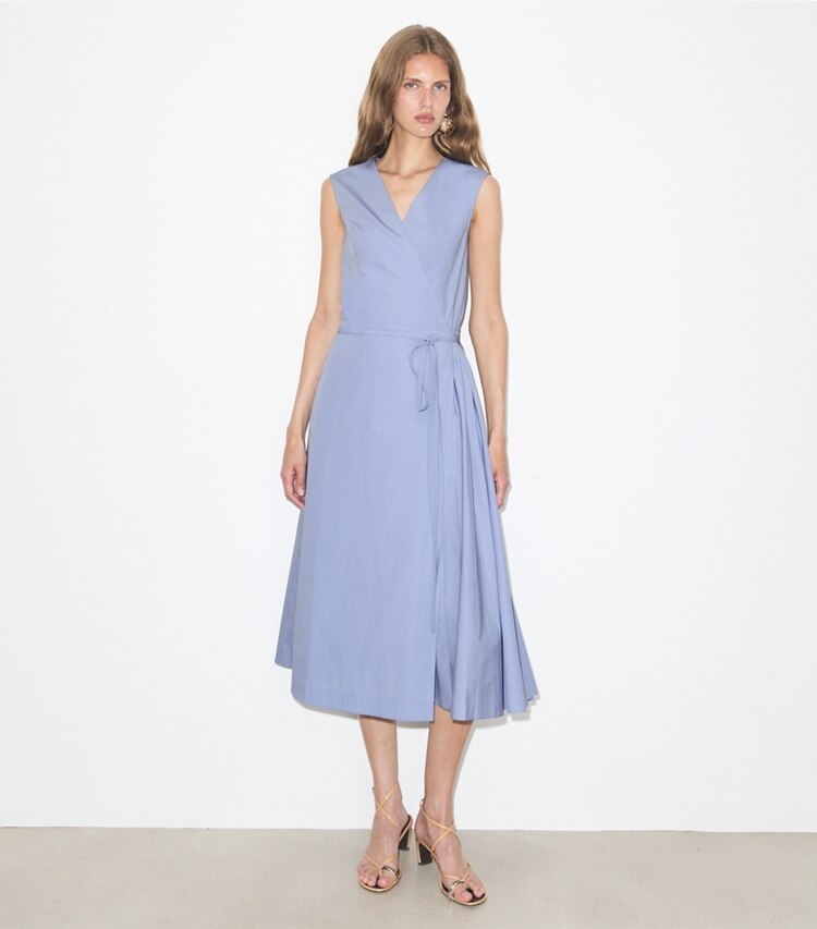 Tory Burch diseñador vestidos Vestido cruzado de algodón plisado en Pale Blue frente en modelo