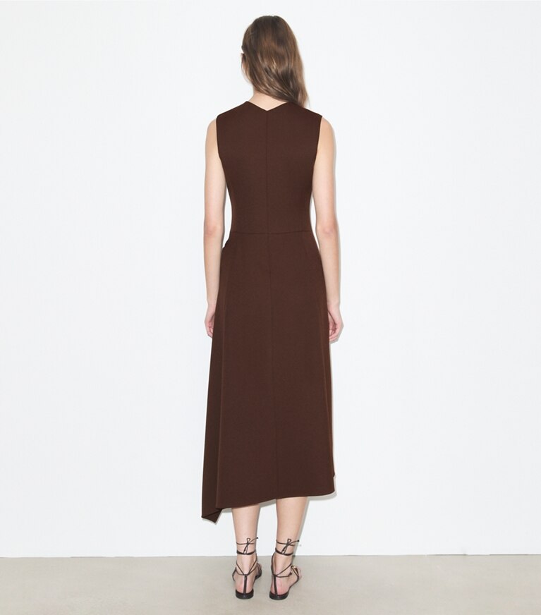 Tory Burch diseñador vestidos Vestido cruzado de sarga en Light Chocolate parte posterior en modelo