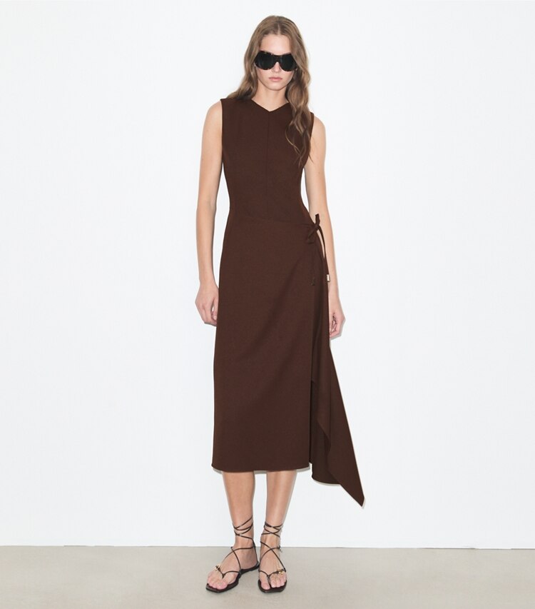 Tory Burch diseñador vestidos Vestido cruzado de sarga en Light Chocolate frente en modelo