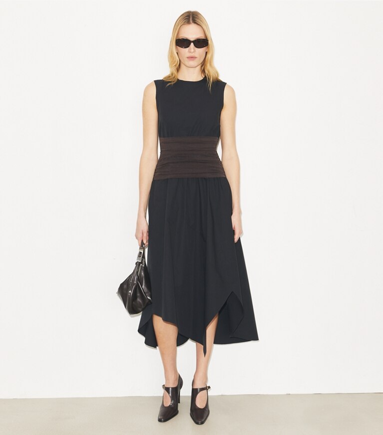 Tory Burch diseñador vestidos Vestido de algodón asimétrico en Black frente en modelo