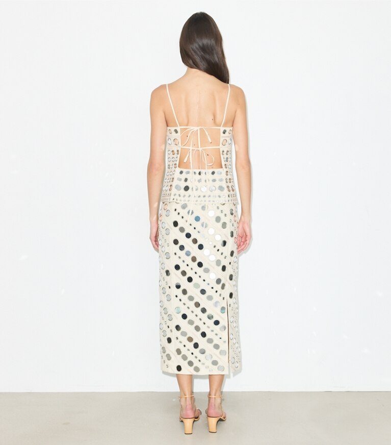 Tory Burch diseñador vestidos Vestido de algodón con apliques de espejo en New Ivory en el modelo (espalda)