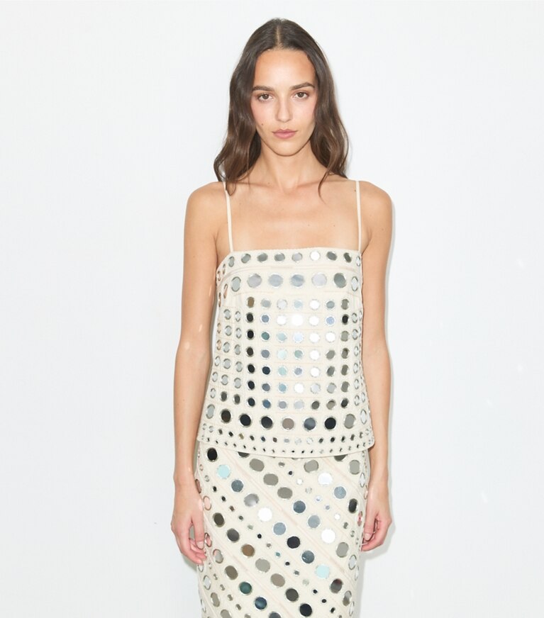 Tory Burch diseñador vestidos Vestido de algodón con apliques de espejo en New Ivory en el modelo (detalle)