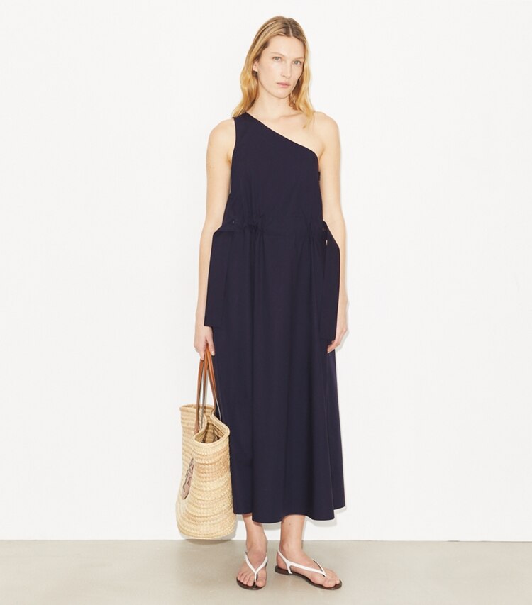 Tory Burch diseñador vestidos Vestido de algodón de un solo hombro con cinturón en Medium Navy frente en modelo