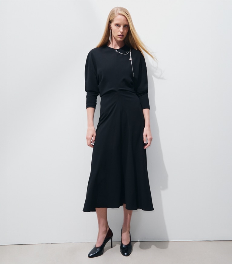 Tory Burch diseñador vestidos Vestido de crepé de satén adornado en BLACK frente en modelo