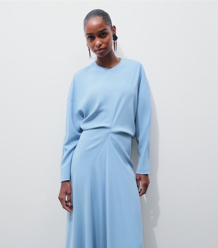 Tory Burch diseñador vestidos Vestido de crepé de satén en Blue Porcelain detalle en modelo