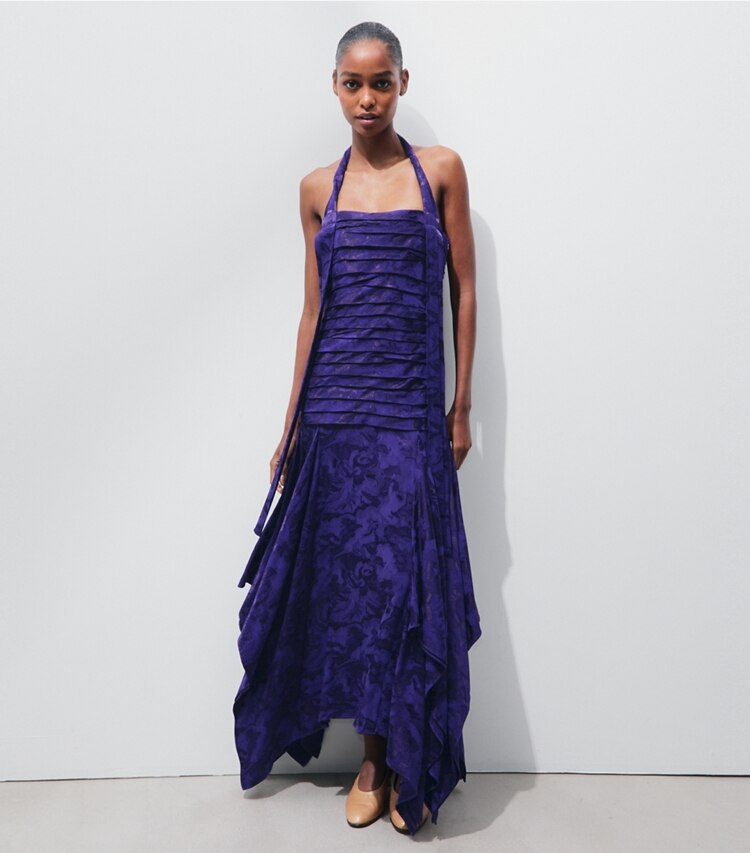 Tory Burch diseñador vestidos Vestido de cuello halter de jacquard floral en Ballpoint Blue frente en modelo
