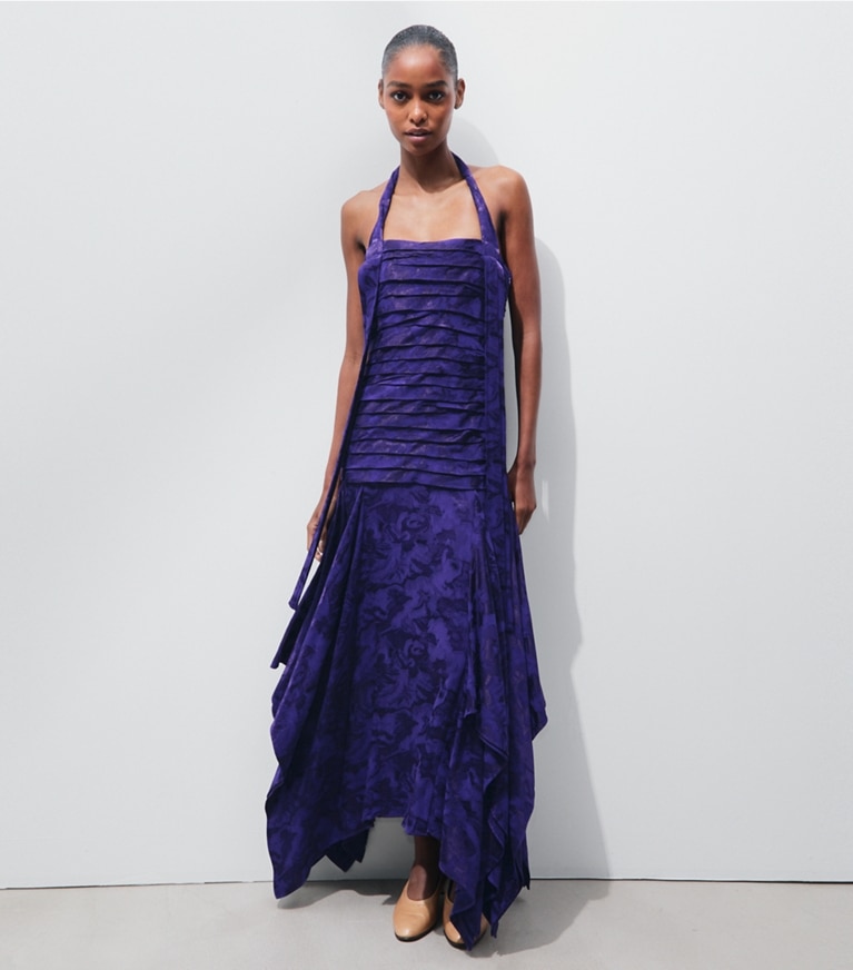 Tory Burch diseñador vestidos Vestido de cuello halter de jacquard floral en Ballpoint Blue frente en modelo