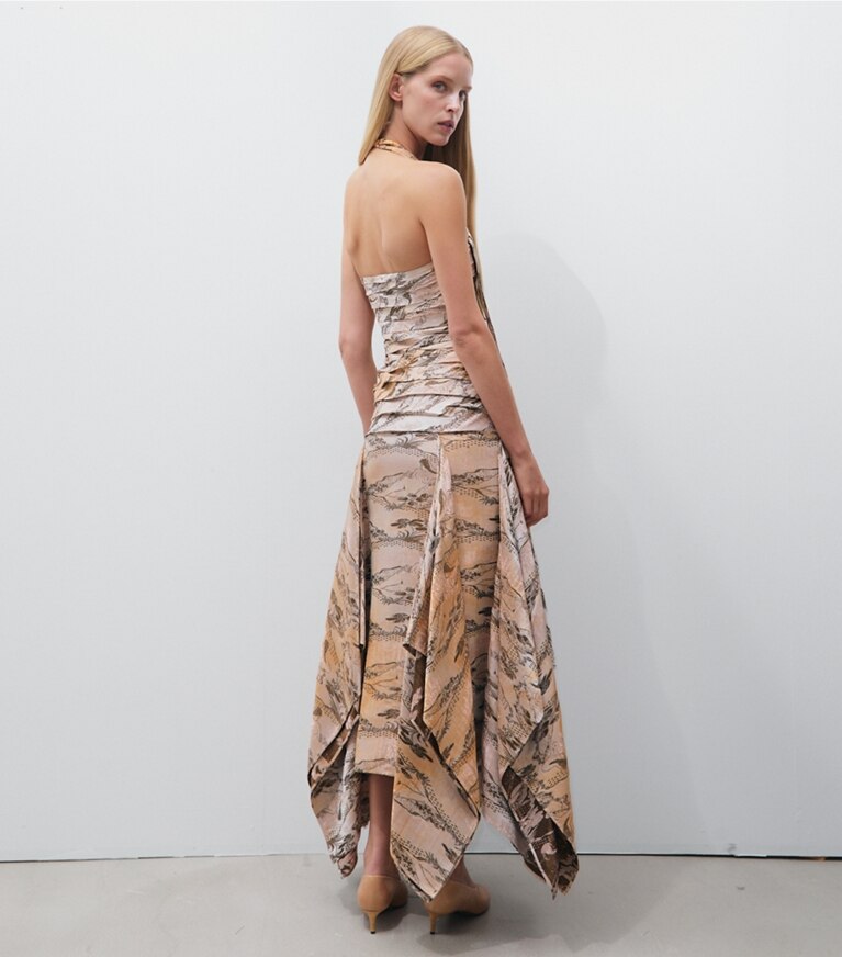 Tory Burch diseñador vestidos Vestido de cuello halter de jacquard en Peach Lounging Lady parte posterior en modelo