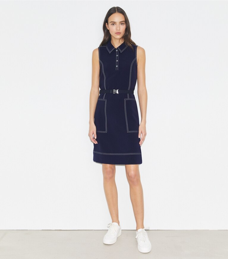 Tory Burch diseñador vestidos Vestido de golf con puntadas Pick en Tory Navy frente en modelo
