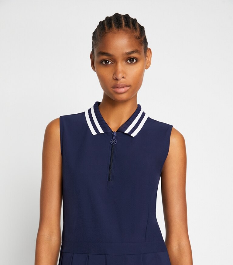 Tory Sport diseñador vestidos Vestido de golf de alto rendimiento con cuello plisado en Tory Navy detalle en modelo