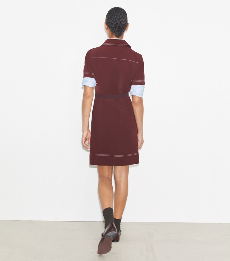 Tory Burch diseñador vestidos Vestido de golf de manga corta con pespuntes en Dark Sangria parte posterior en modelo